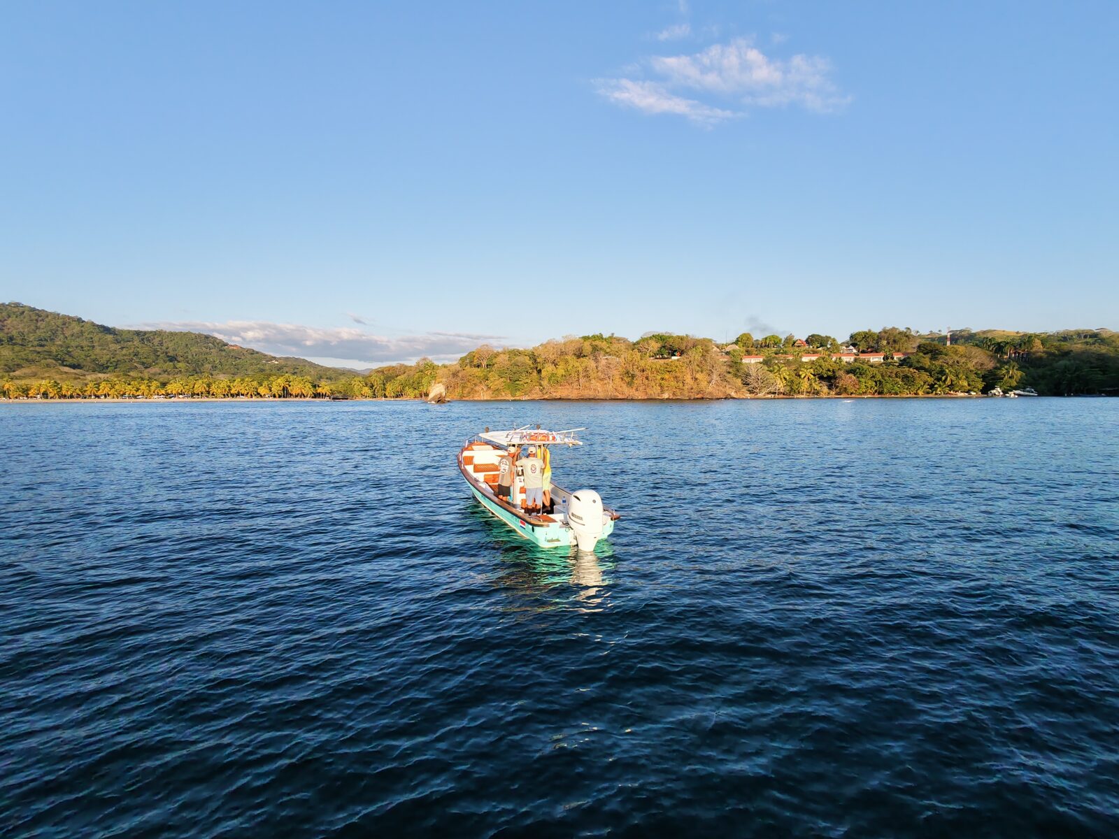Lancha privada en la costa de Sámara